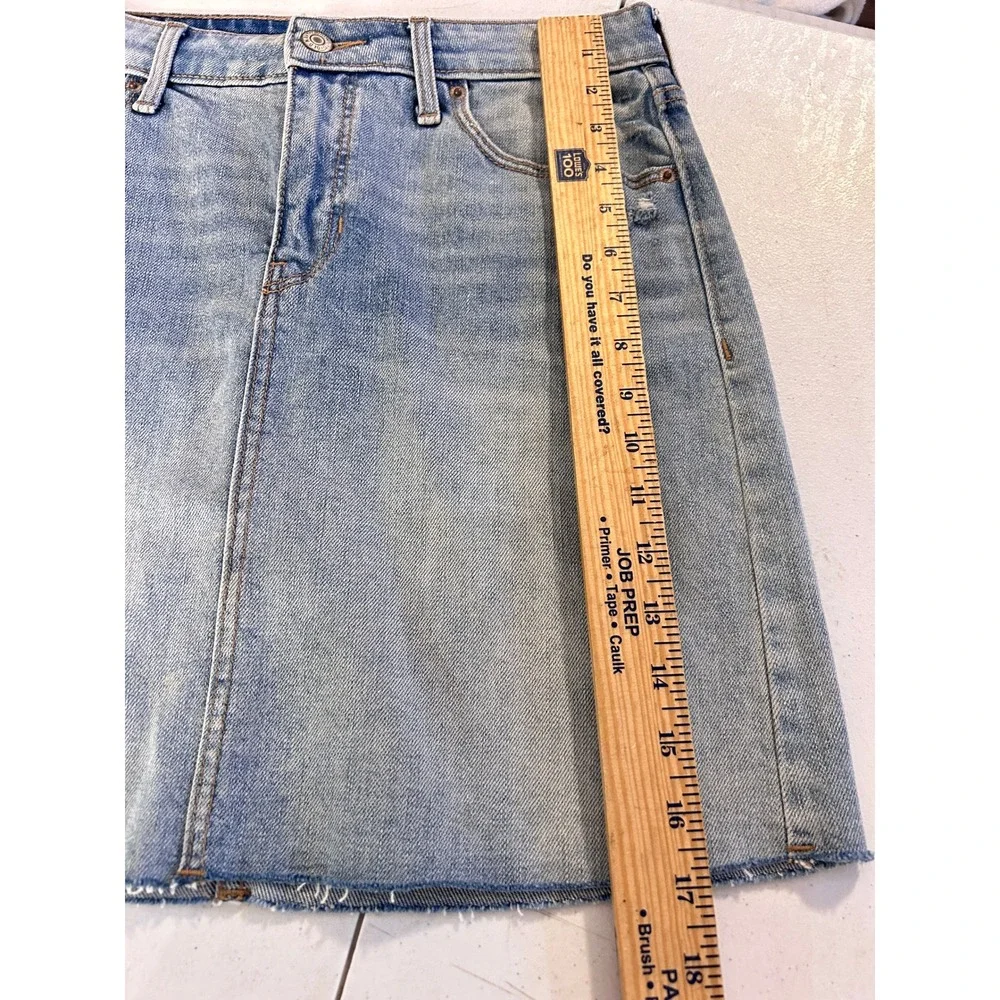 Light Wash Distressed Denim Mini Skirt Raw Hem Stretchy size 2 Summer Spring